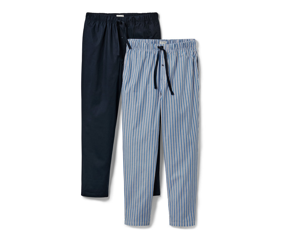 Deux pantalons de pyjama : un bleu foncé et un bleu rayé blanc.