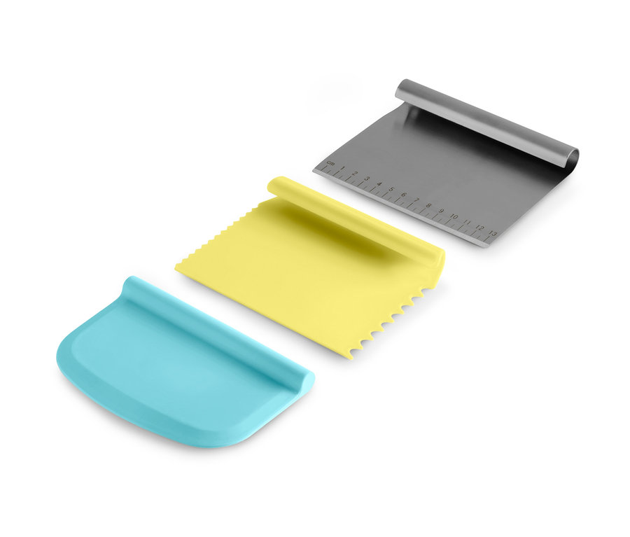 Lot d'ustensiles de pâtisserie : coupe-pâte bleu, jaune et argenté.