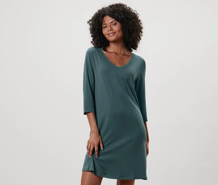 Femme portant une chemise de nuit.