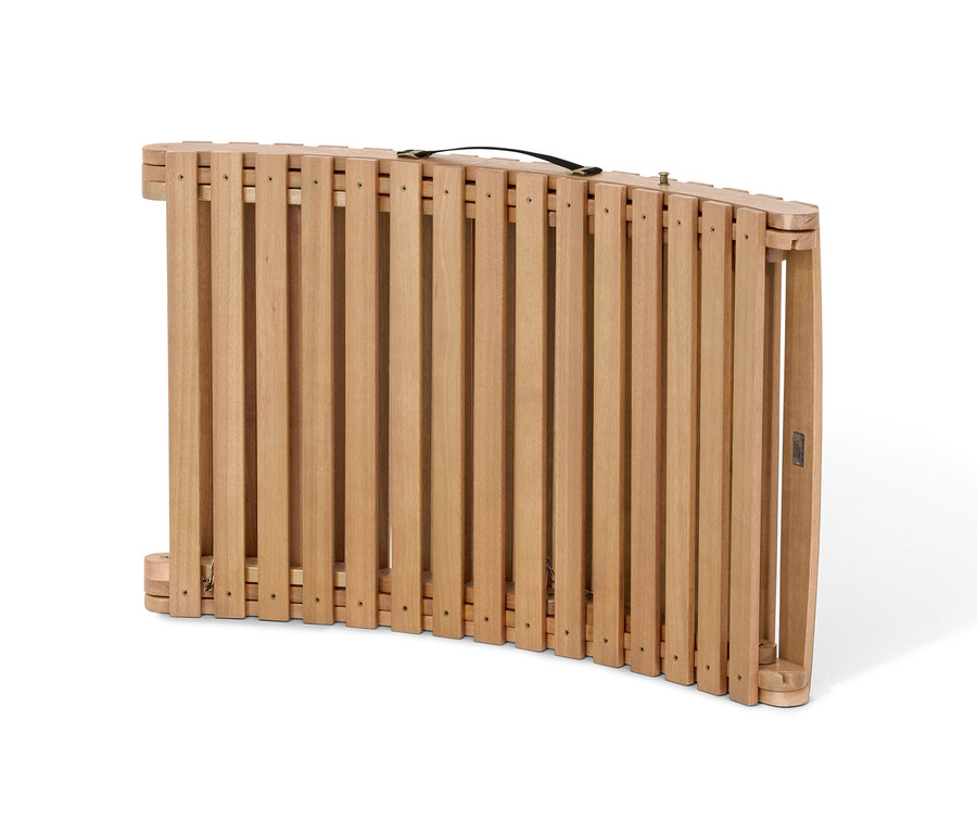Chaise longue ondulée et pliable « Lenja » pliée.