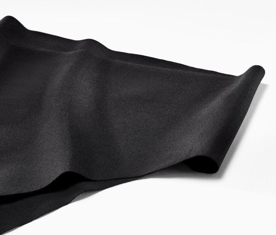 Gros plan de deux slips Magic Cut noirs.