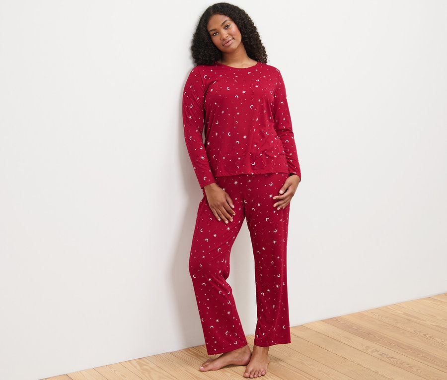 Femme portant un pyjama rouge.