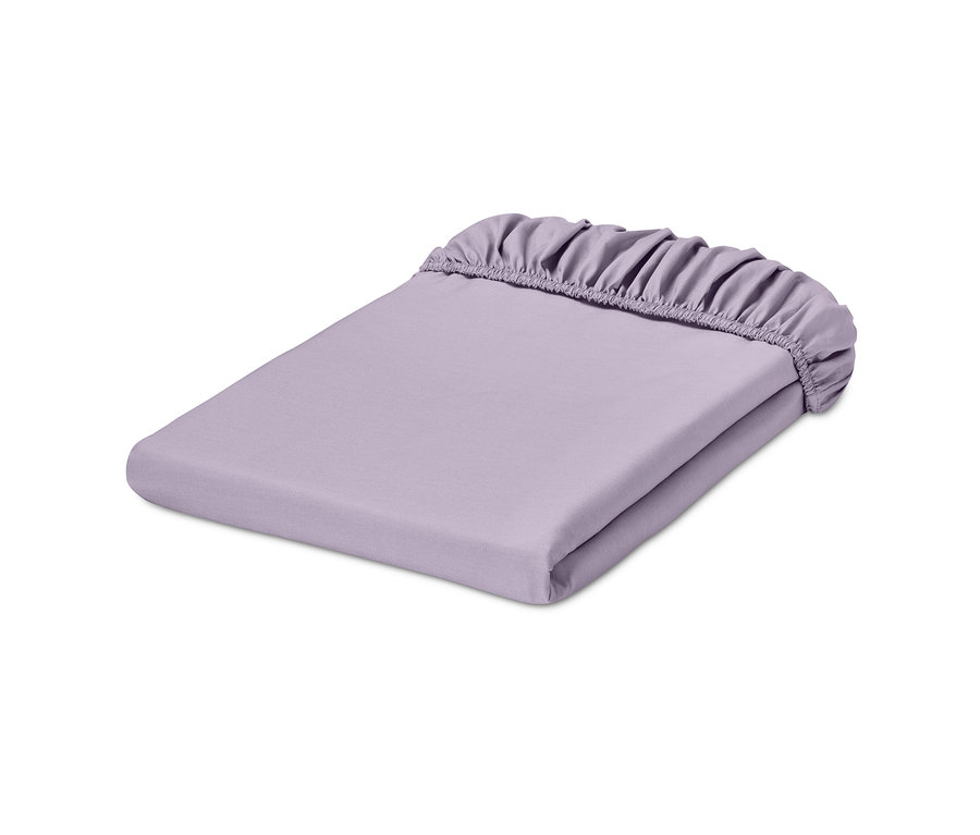 Drap-housse en jersey lilas plié.