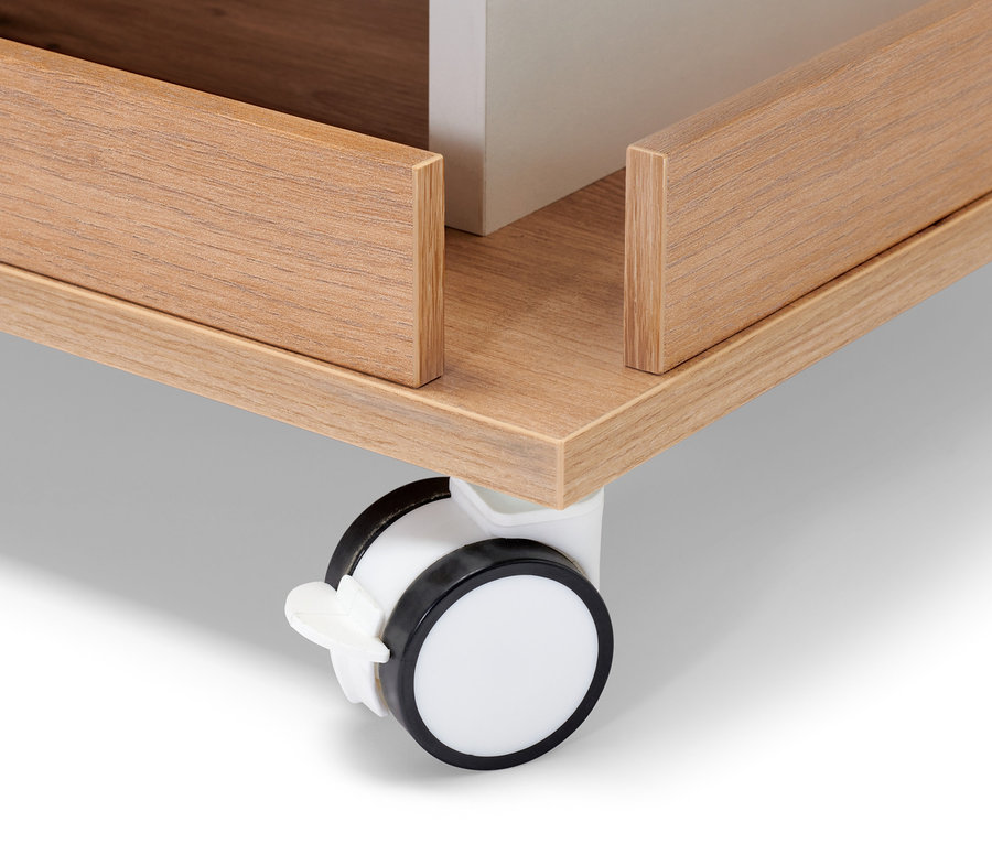 Gros plan d'une petite tour avec espace de rangement, montrant une roue et la structure en bois.