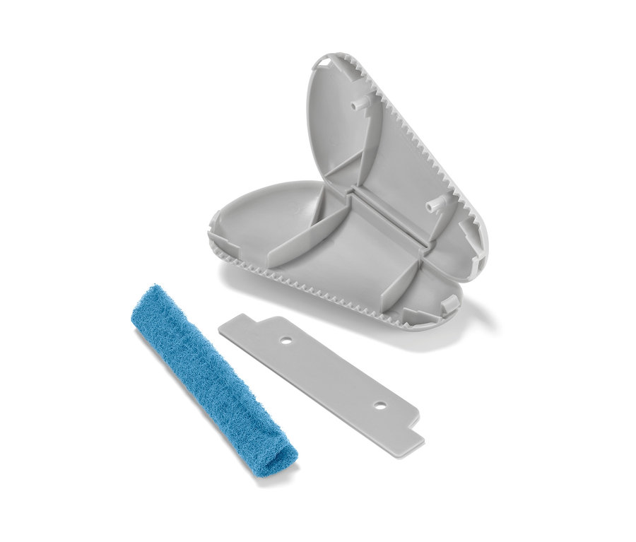 Raclette pour angles et joints ouverte avec chiffon bleu et insert gris.