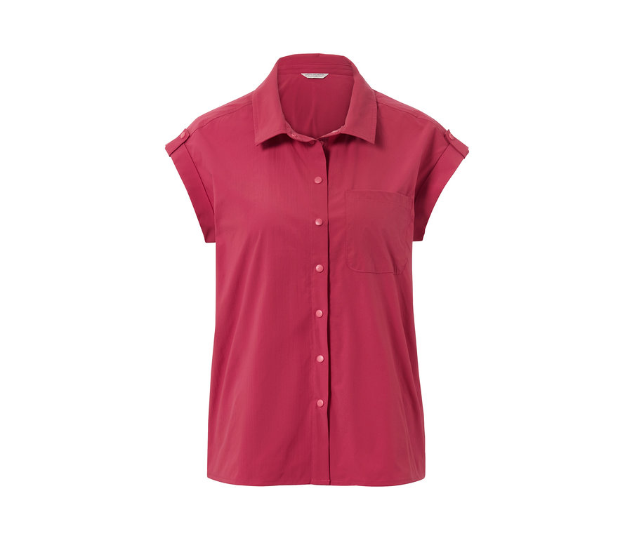 Une blouse outdoor rose à manches courtes avec des boutons.