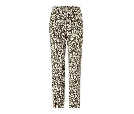 Un pantalon en jersey imprimé avec un motif de feuilles sur un fond clair.