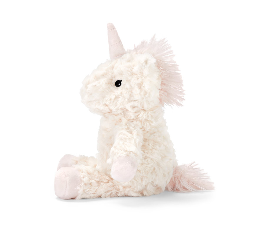 Une peluche beige de licorne assise sur un fond blanc.