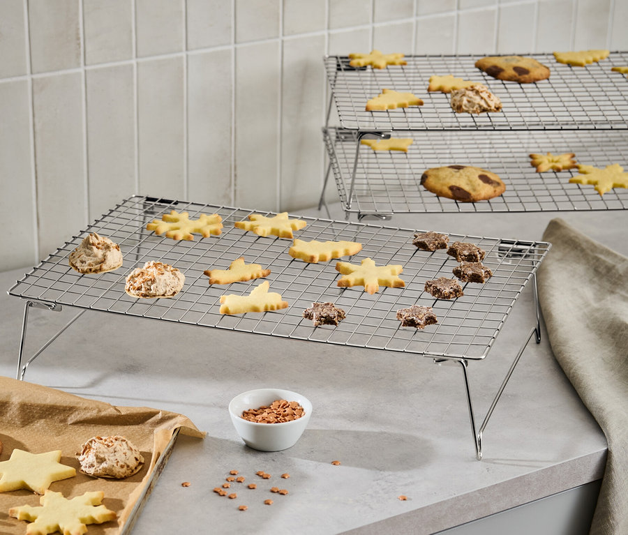 Biscuits sur une grille de refroidissement à 3 étages.