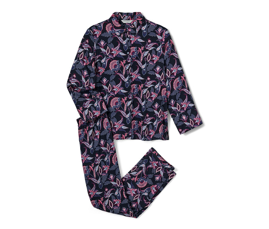 Un pyjama tissé à motifs floraux, à manches longues et pantalon, posé sur un fond blanc.