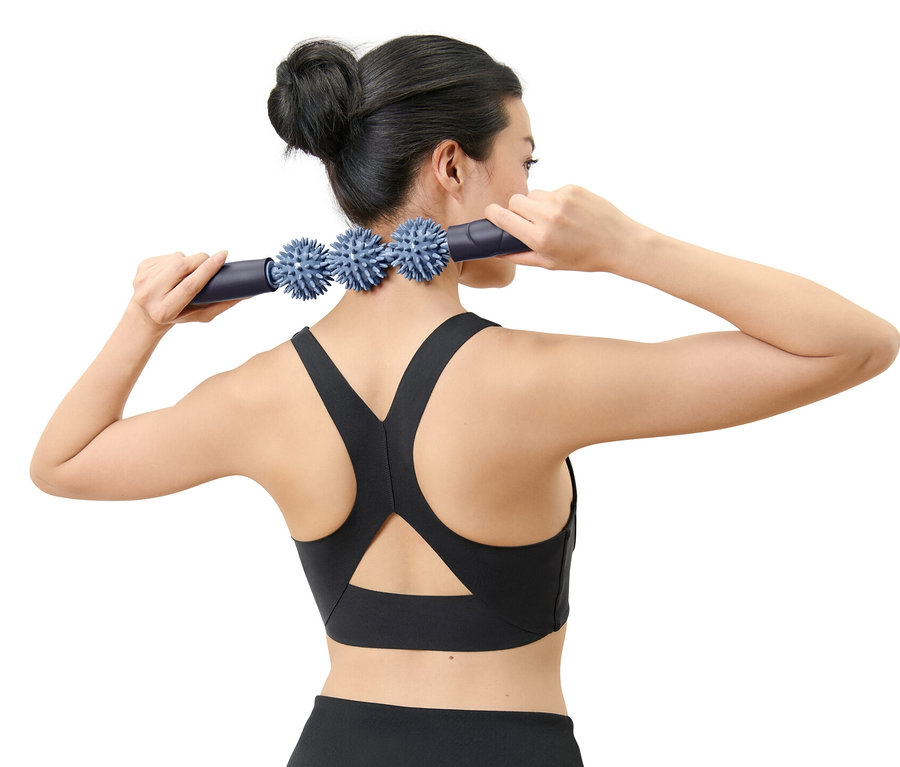 Femme utilisant un rouleau pour fascias sur son cou.
