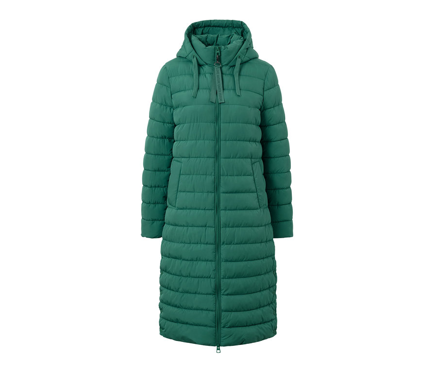 Un manteau matelassé à capuche vert.