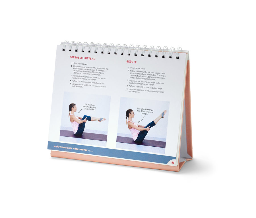 Un livre ouvert montre une femme dans une pose de yoga en bateau. Livre « Yoga kann jeder » (Tout le monde peut faire du yoga, en allemand)