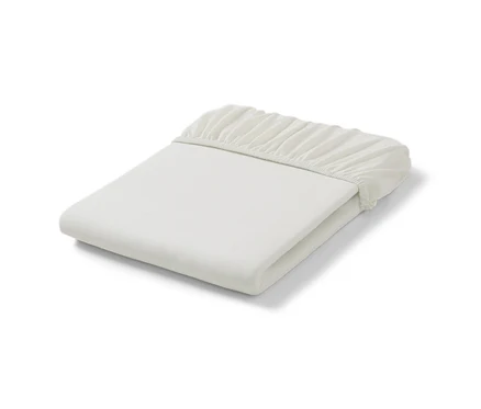 Drap-housse taille standard blanc cassé, plié.