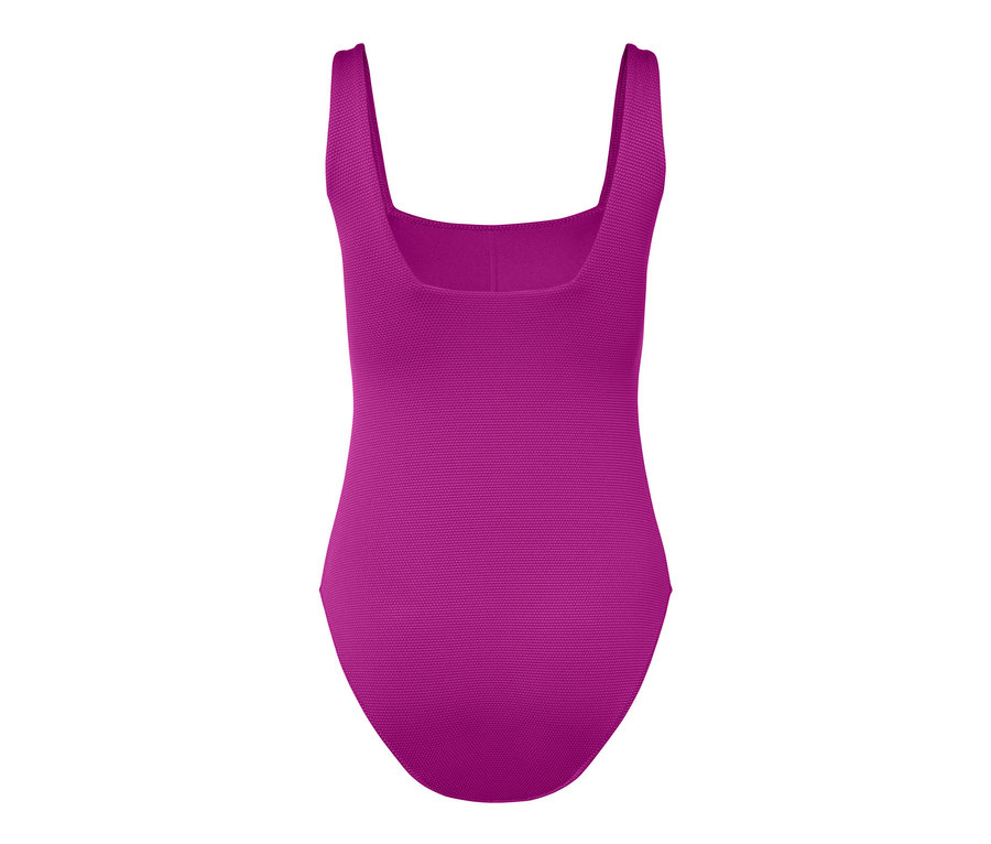 Gros plan d'un maillot de bain rose à surface structurée.