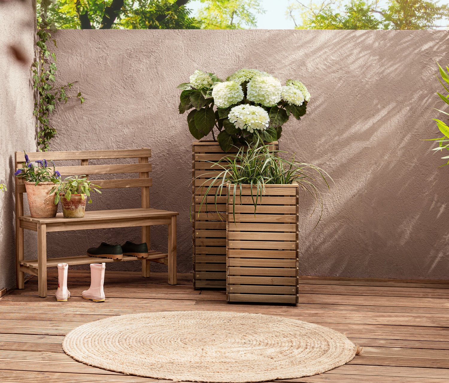 Terrasse extérieure avec console « Elin », set de pots « Tinus	» et banc de jardin « Lenja ».