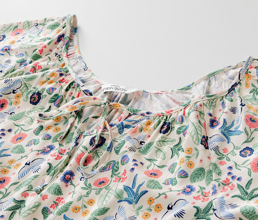 Gros plan sur un ensemble de pyjama shorty à motif floral.