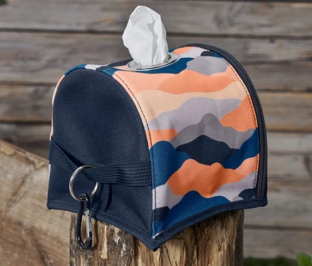 Distributeur de papier toilette avec papier sur un poteau en bois.