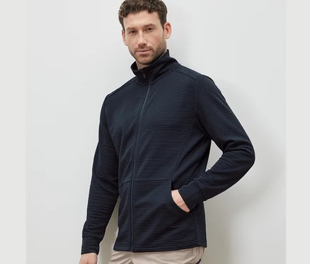 Un homme porte une veste fonctionnelle bleu marine.