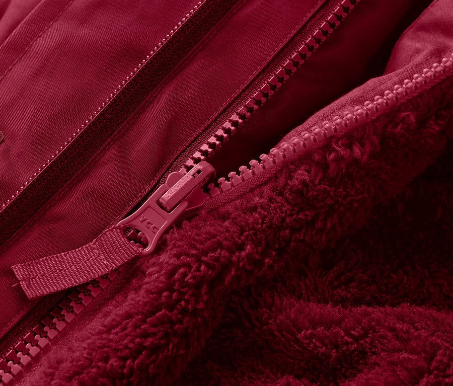 Détail d'une veste d'hiver rouge 3-en-1 pour enfants avec fermeture éclair.