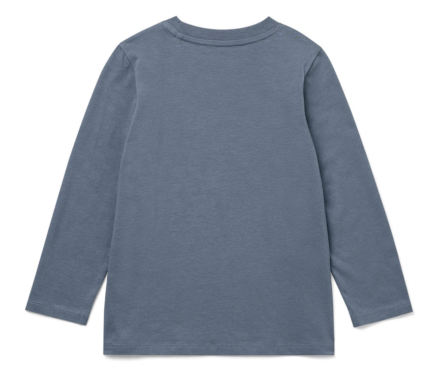 Un t-shirt bleu à manches longues est posé à plat.