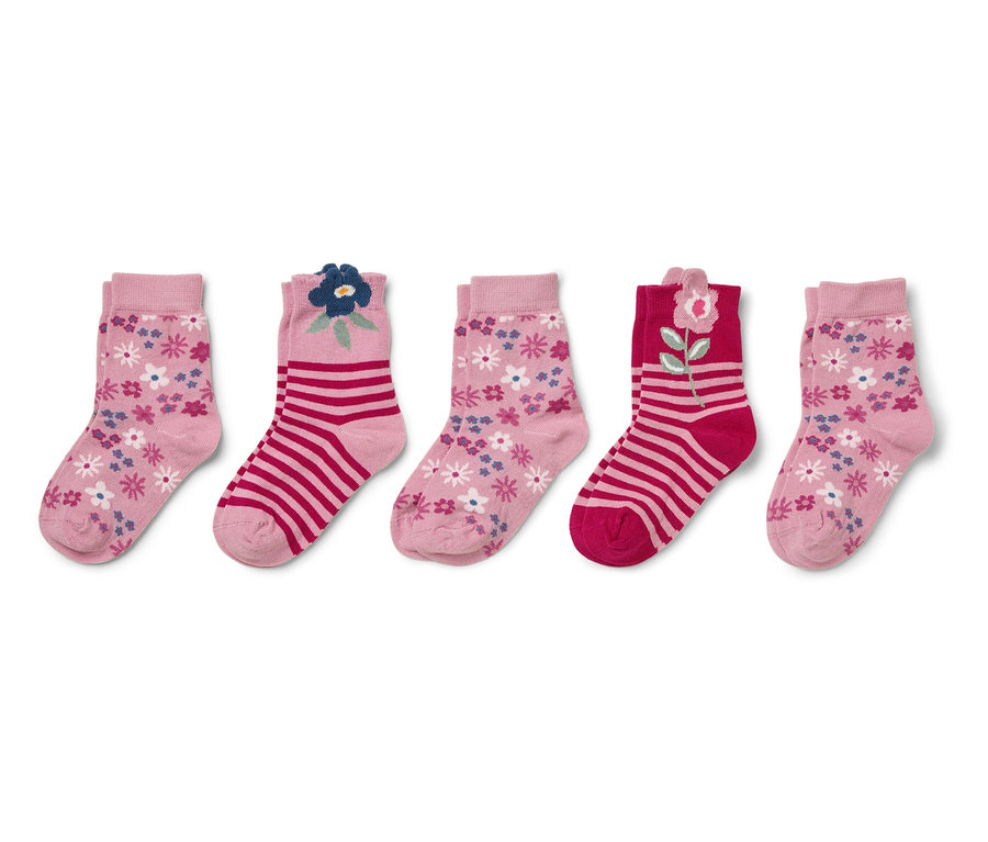 Cinq paires de chaussettes pour enfants dans des tons de rose avec différents motifs, dont des fleurs et des rayures.