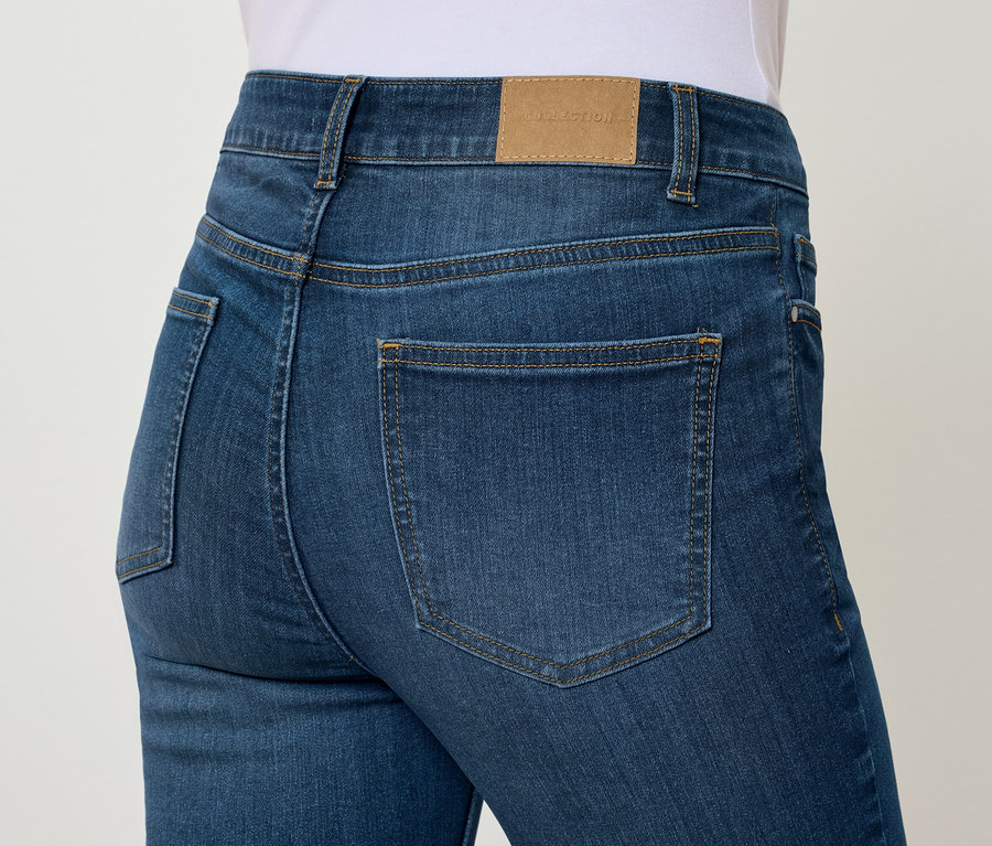 Détail de l'arrière d'un jean bleu.