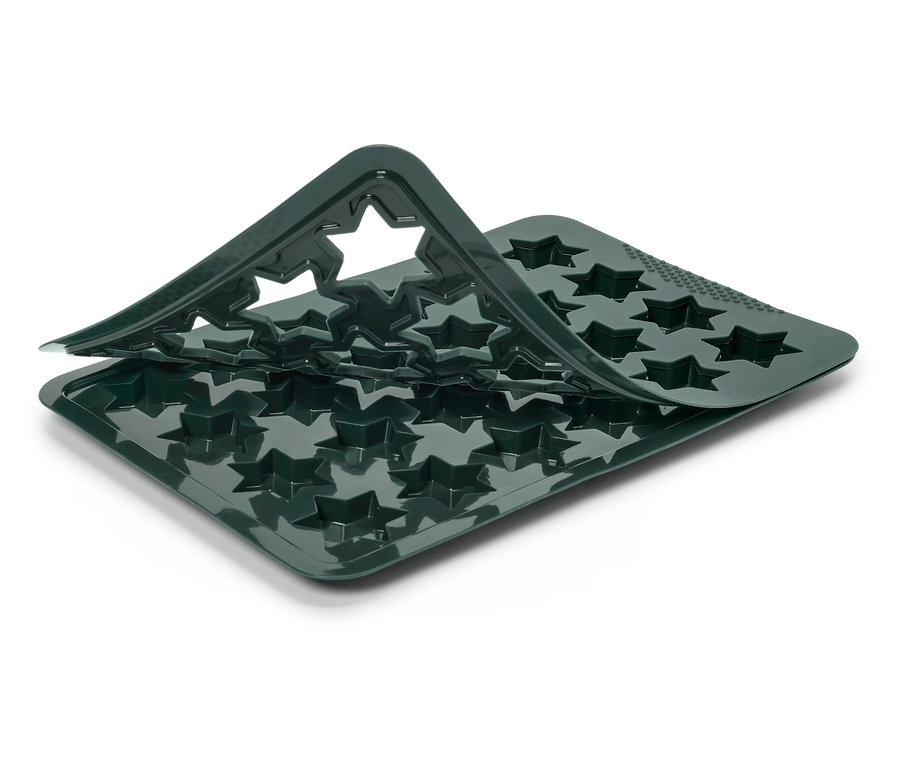 Gros plan d'un moule à glaçons en silicone vert en forme d'étoile, la partie supérieure étant rabattue.