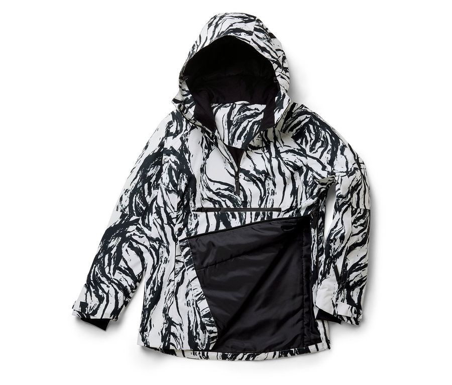 Une veste blanche et noire à imprimé animal avec une fermeture éclair et une capuche.