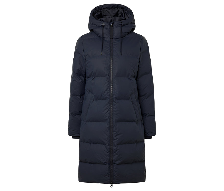 Manteau long matelassé bleu marine avec capuche et fermeture éclair au centre.