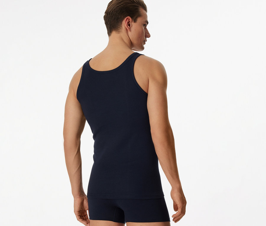 Homme de dos, portant un maillot de corps SCHIESSER bleu en maille côtelée fine et un boxer bleu.