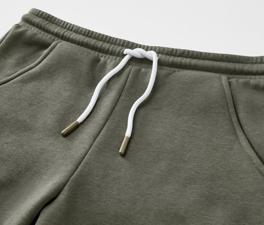 Gros plan sur 2 shorts en sweat pour enfant vert olive avec cordon de serrage.