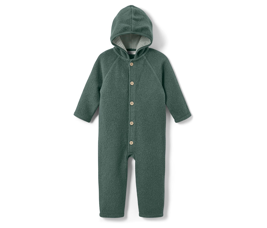 Une combinaison verte pour bébé avec capuche et boutons sur un fond clair.