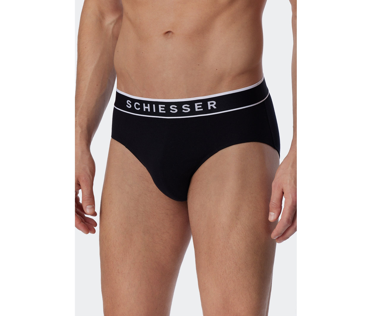 Homme portant un slip Rio SCHIESSER noir avec une ceinture blanche.