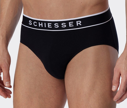 Un homme portant 3 slips Rio SCHIESSER en coton bio, noir.
