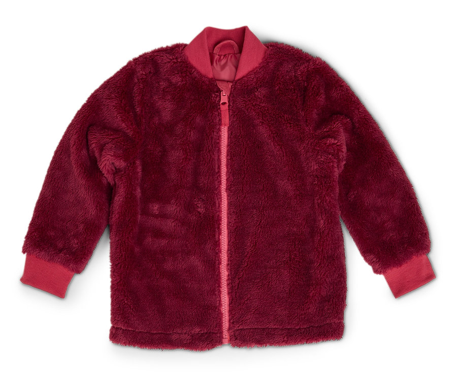 Une veste bordeaux duveteuse avec une fermeture éclair et des bordures rouges sur fond blanc.