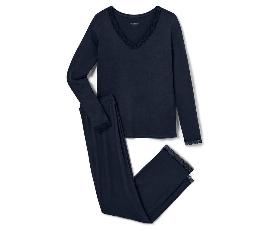 Un pyjama bleu marine à manches longues avec de la dentelle posé sur un fond blanc.