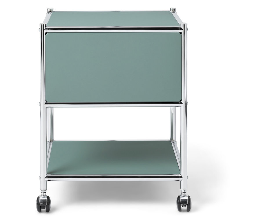 Vue de face d'une table d'appoint vert clair avec deux étagères et un cadre chromé sur fond blanc.