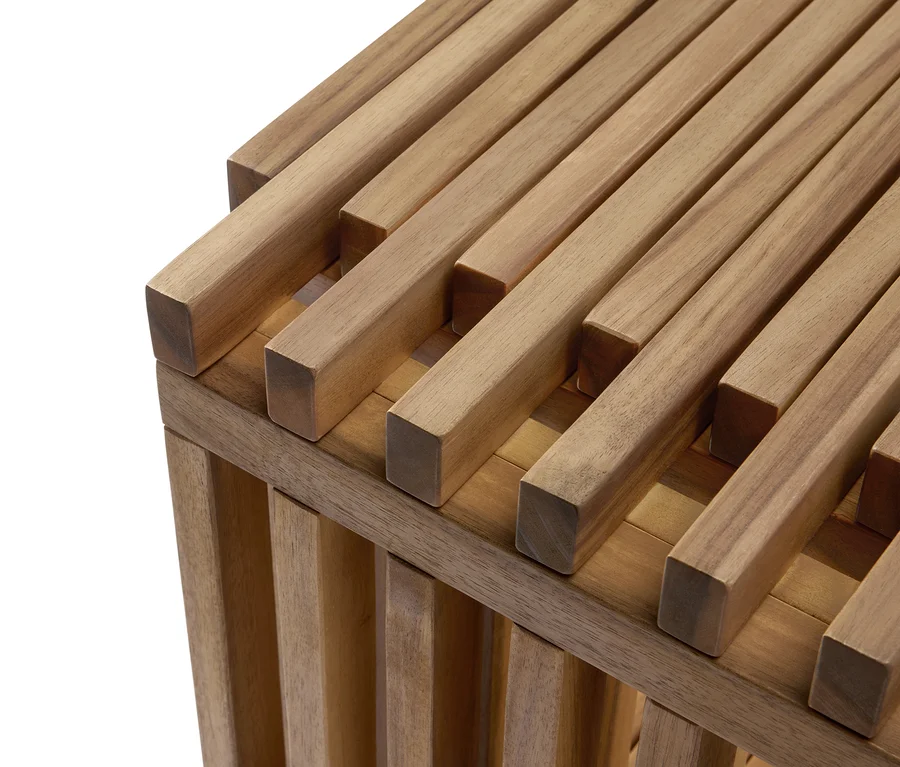 Gros plan d'un sideboard extensible « FLEKSIBEL » en bois, montrant le dessus et le côté faits de lattes de bois parallèles.