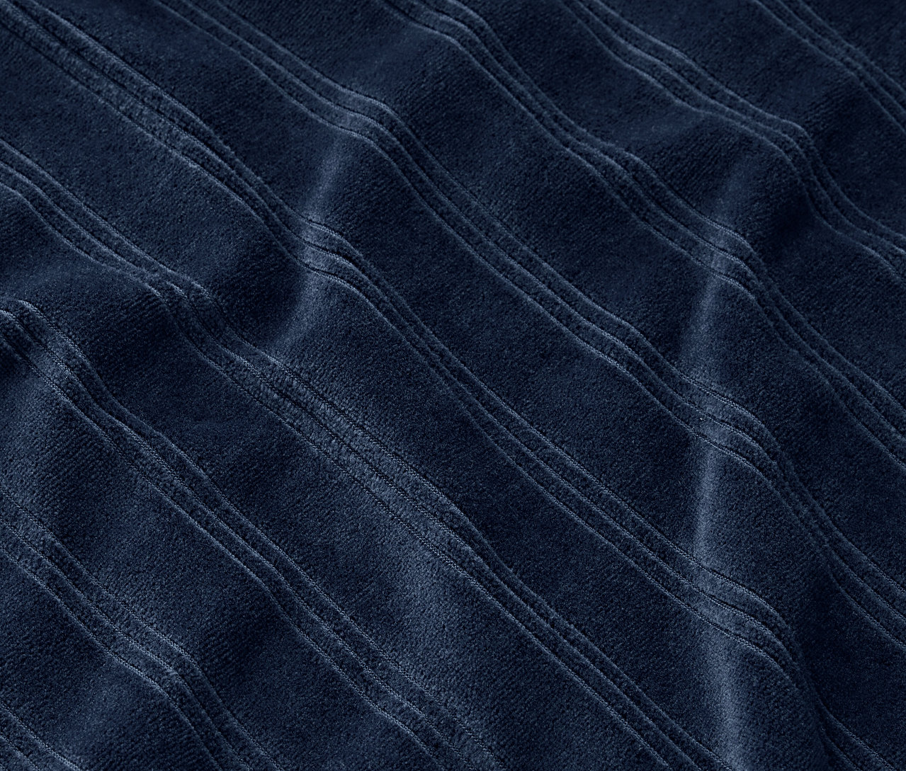 Gros plan d'un tissu bleu marine avec des rayures en relief.