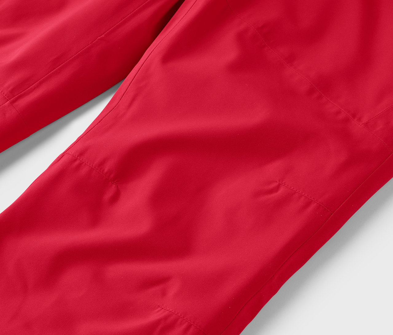 Gros plan sur un pantalon rouge.