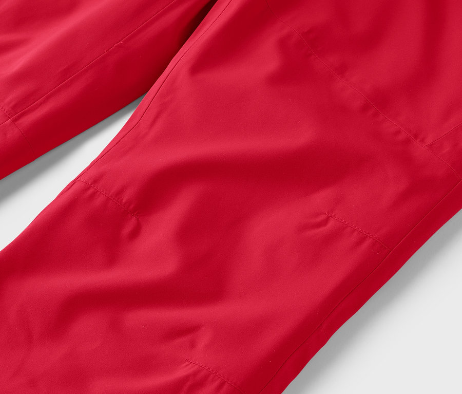 Gros plan sur un pantalon rouge.