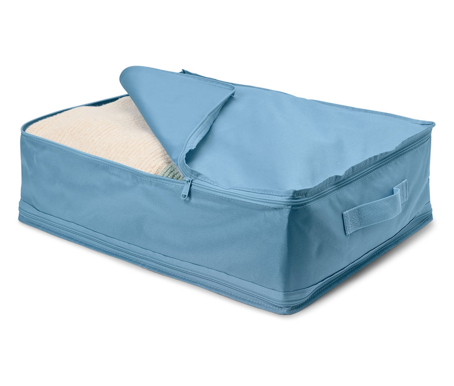Boîte de rangement en tissu bleu clair avec couvercle partiellement ouvert, révélant des vêtements pliés.