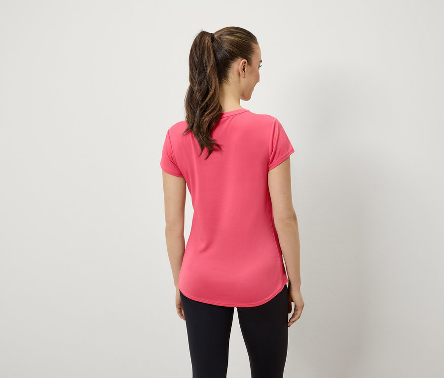 Vue arrière d'une femme avec une queue de cheval portant un t-shirt rose et un legging noir.