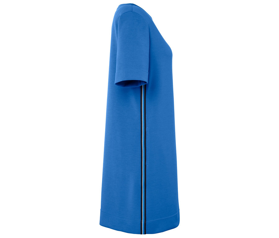 Robe bleue à manches courtes avec bande latérale.