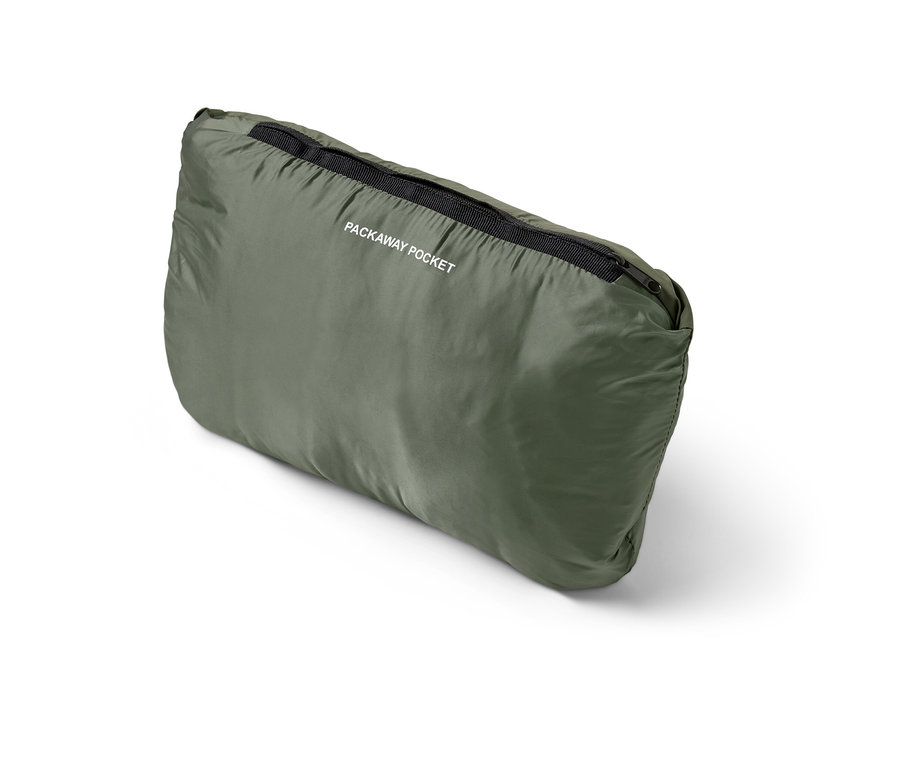 Un gilet matelassé vert « pack light » avec une fermeture éclair noire.