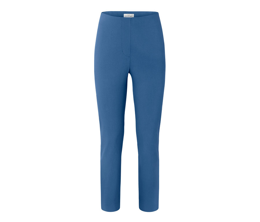 Pantalon stretch bleu sur fond blanc.