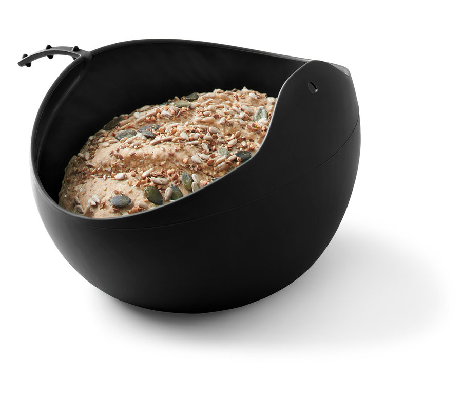 Pain aux graines dans un bol noir.