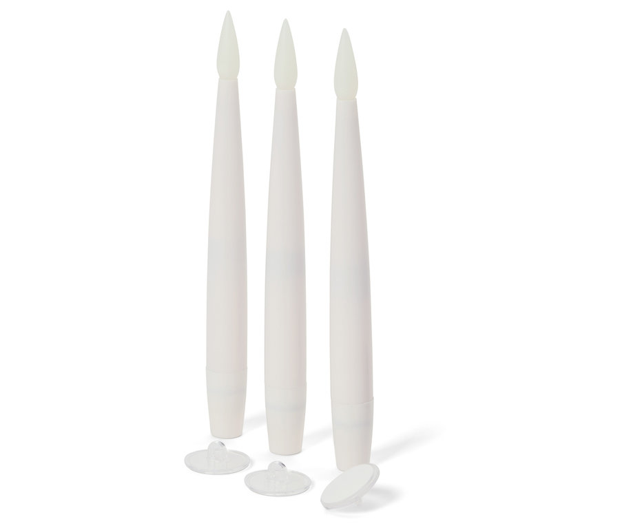 Trois bougies LED blanches avec supports.