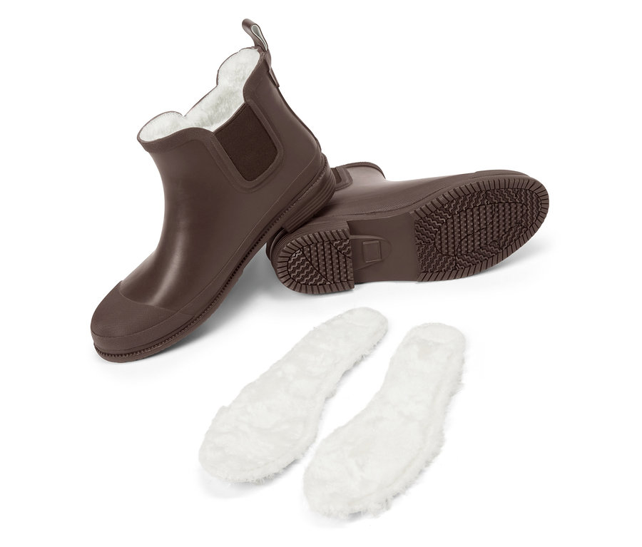 Deux bottes de pluie Chelsea enfant marron doublées et deux semelles intérieures blanches.